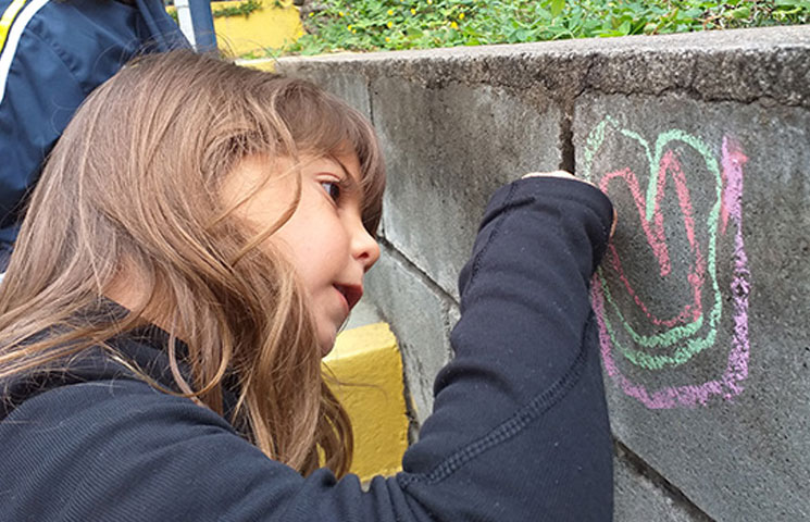 Alunos da Educação Infantil participam do movimento mundial Chalk For Peace