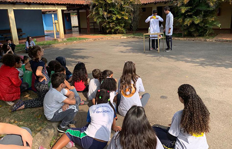 Monitoria faz ações de responsabilidade social na Fundação Maria Carolina