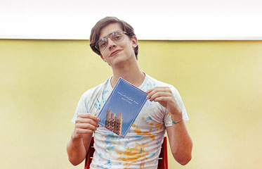 Ex-aluno lança livro e conta como teve início seu interesse por Literatura