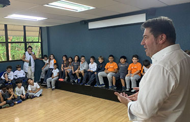 Maestro realiza aula concerto para os alunos do 2º ano do Ensino Fundamental