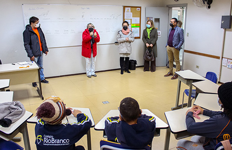 Centro de Educação para Surdos Rio Branco recebe visita internacional