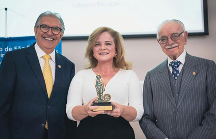 Diretora-Geral do Colégio Rio Branco é homenageada com Prêmio Bandeirante