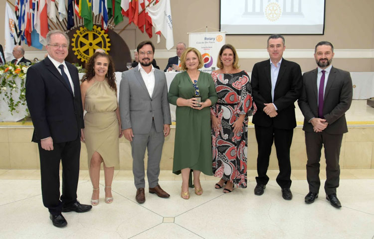 Diretora-geral do Colégio Rio Branco é homenageada