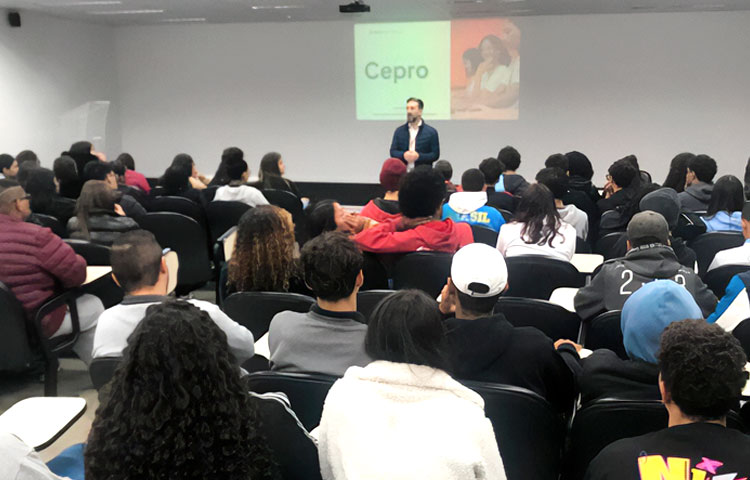 Escolas visitam o Cepro